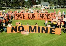 Rally opposes mineral sands mine