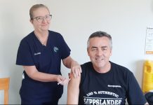 Gippsland MHR Darren Chester get the COVID vaccine